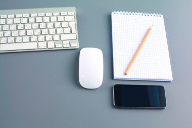 ofis büro dizüstü bilgisayar, kalem ve defter. Üstten Görünüm
