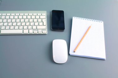 ofis büro dizüstü bilgisayar, kalem ve defter. Üstten Görünüm