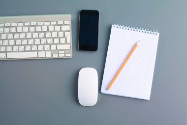ofis büro dizüstü bilgisayar, kalem ve defter. Üstten Görünüm