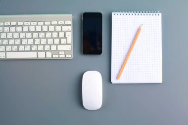 ofis büro dizüstü bilgisayar, kalem ve defter. Üstten Görünüm