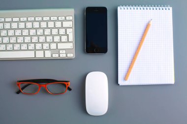 ofis büro dizüstü bilgisayar, kalem ve defter. Üstten Görünüm