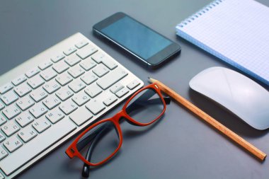 Ofis Masası ile bir telefon defter ve bilgisayar