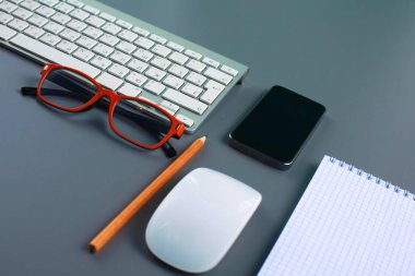 Ofis Masası ile bir telefon defter ve bilgisayar