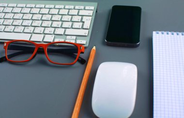 Ofis Masası ile bir telefon defter ve bilgisayar