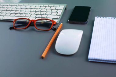 Ofis Masası ile bir telefon defter ve bilgisayar