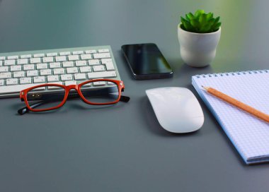 Ofis Masası ile bir telefon defter ve bilgisayar