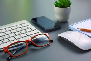 Ofis Masası ile bir telefon defter ve bilgisayar