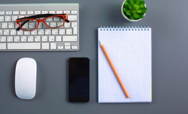 ofis büro dizüstü bilgisayar, kalem ve defter. Üstten Görünüm