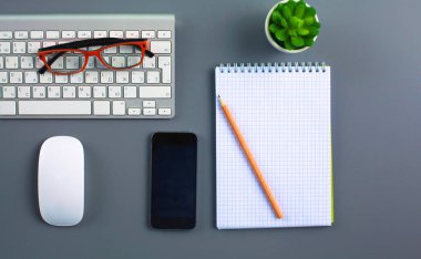 ofis büro dizüstü bilgisayar, kalem ve defter. Üstten Görünüm