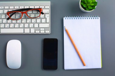 ofis büro dizüstü bilgisayar, kalem ve defter. Üstten Görünüm