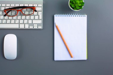 ofis büro dizüstü bilgisayar, kalem ve defter. Üstten Görünüm