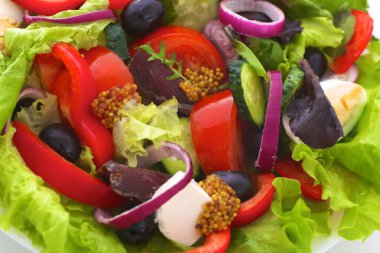 bir tabloda, seçici odak bir tabak içinde taze sebze salatası