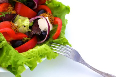 bir tabloda, seçici odak bir tabak içinde taze sebze salatası