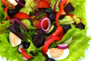 bir tabloda, seçici odak bir tabak içinde taze sebze salatası