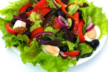 bir tabloda, seçici odak bir tabak içinde taze sebze salatası