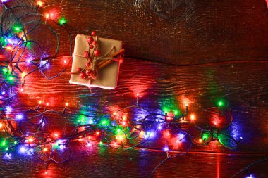 Noel hediyesi veya mevcut kutusunda rustik ahşap zemin üzerine dekorasyonu ile kraft kağıt sarılı