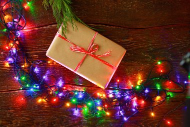 Noel hediyesi veya mevcut kutusunda rustik ahşap zemin üzerine dekorasyonu ile kraft kağıt sarılı