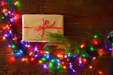 Noel hediyesi veya mevcut kutusunda rustik ahşap zemin üzerine dekorasyonu ile kraft kağıt sarılı