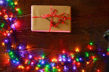 Noel hediyesi veya mevcut kutusunda rustik ahşap zemin üzerine dekorasyonu ile kraft kağıt sarılı