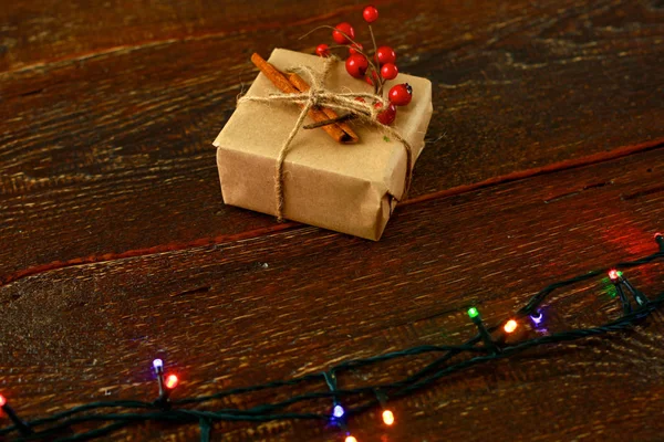 Noel hediyesi veya mevcut kutusunda rustik ahşap zemin üzerine dekorasyonu ile kraft kağıt sarılı