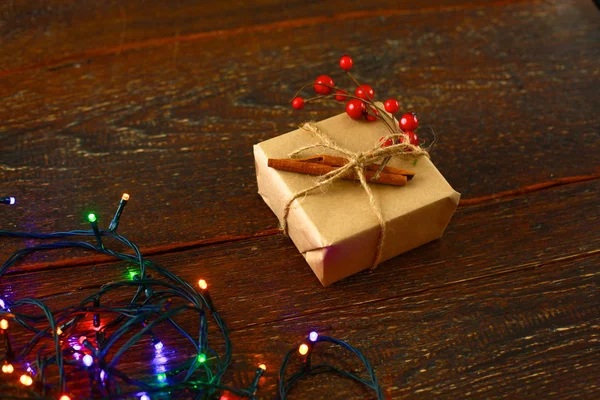 Noel hediyesi veya mevcut kutusunda rustik ahşap zemin üzerine dekorasyonu ile kraft kağıt sarılı