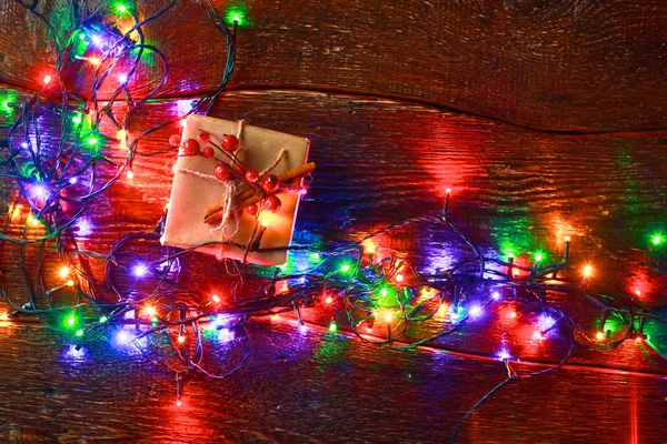 Noel hediyesi veya mevcut kutusunda rustik ahşap zemin üzerine dekorasyonu ile kraft kağıt sarılı