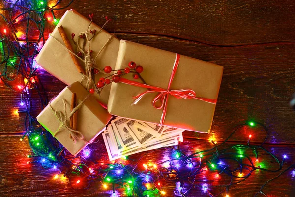 Noel hediyesi veya mevcut kutusunda rustik ahşap zemin üzerine dekorasyonu ile kraft kağıt sarılı