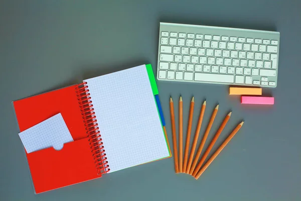 Birou cu laptop, stilou și caiet. Privire de sus — Fotografie, imagine de stoc