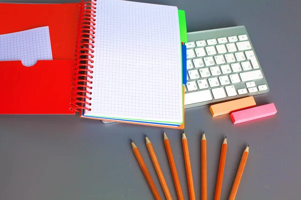 Escrivaninha com laptop, caneta e notebook. Vista superior — Fotografia de Stock