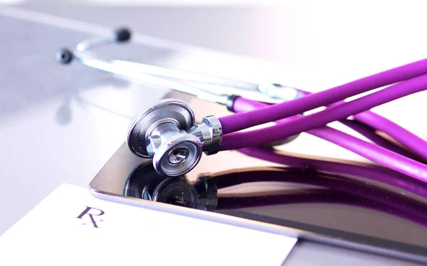 Medizinisches Stethoskop mit Computer auf dem Schreibtisch — Stockfoto