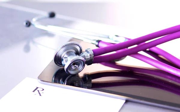 Estetoscopio médico con una computadora en el escritorio — Foto de Stock