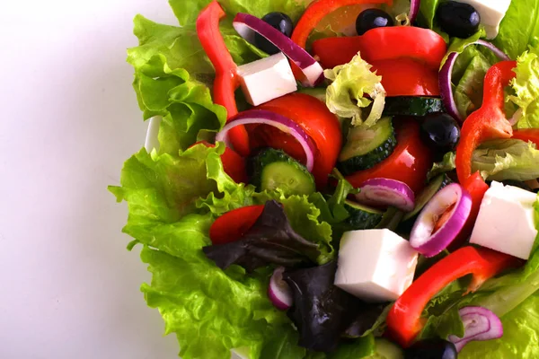 Salát z čerstvé zeleniny v talíř na stůl, Selektivní ostření — Stock fotografie