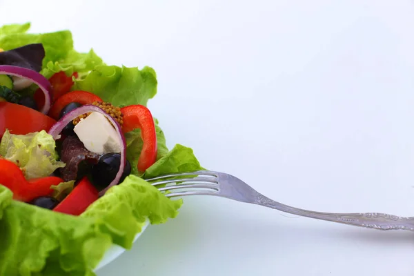 Salada de verduras frescas em uma chapa em uma mesa, foco seletivo — Fotografia de Stock