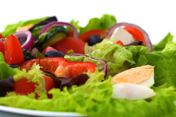 La ensalada de hortalizas frescas en el plato a la mesa, el foco selectivo — Foto de Stock