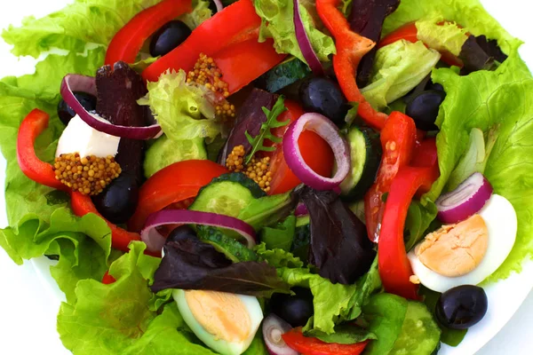 bir tabloda, seçici odak bir tabak içinde taze sebze salatası