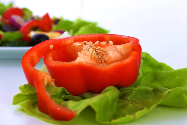 Salat fra friske grønnsaker i en tallerken på et bord, selektivt fokus – stockfoto