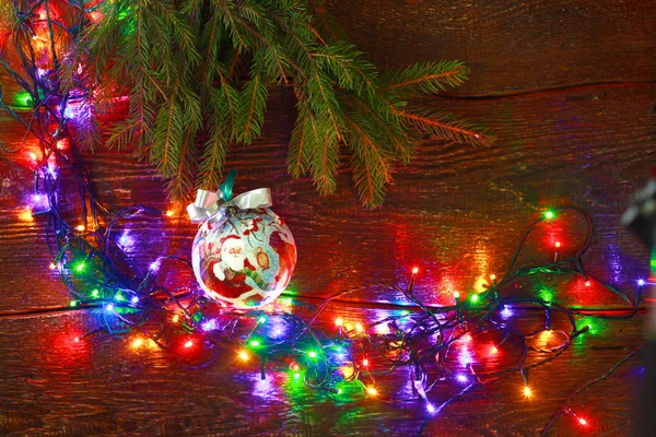Natal rústico fundo - madeira pranchada vintage com luzes e espaço de texto livre — Fotografia de Stock