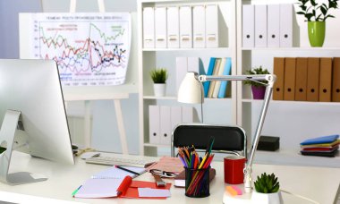 Ofis Masaları boş not defteri ve dizüstü bilgisayar ile