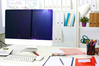 Ofis Masaları boş not defteri ve dizüstü bilgisayar ile