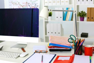 Ofis Masaları boş not defteri ve dizüstü bilgisayar ile