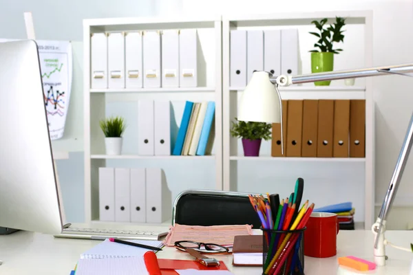 Mesa de oficina con bloc de notas en blanco y portátil —  Fotos de Stock
