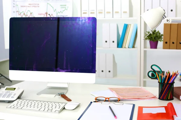 Ofis Masaları boş not defteri ve dizüstü bilgisayar ile