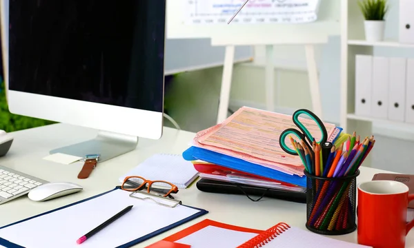 Table de bureau avec bloc-notes vierge et ordinateur portable — Photo