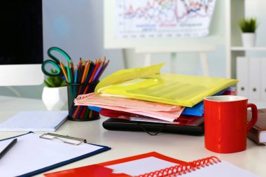 Ofis Masaları boş not defteri ve dizüstü bilgisayar ile