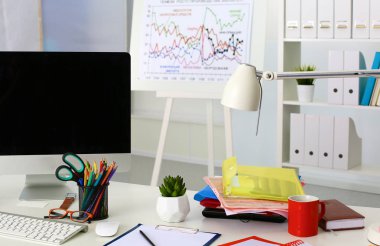 Ofis Masaları boş not defteri ve dizüstü bilgisayar ile