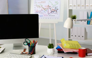 Ofis Masaları boş not defteri ve dizüstü bilgisayar ile