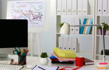 Ofis Masaları boş not defteri ve dizüstü bilgisayar ile