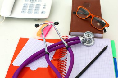 Sağlık stetoskop ve masaya bir tabak