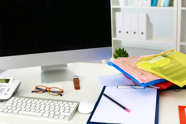 Table de bureau avec bloc-notes vierge et ordinateur portable — Photo