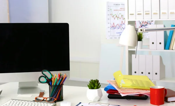 Mesa de oficina con bloc de notas en blanco y portátil —  Fotos de Stock